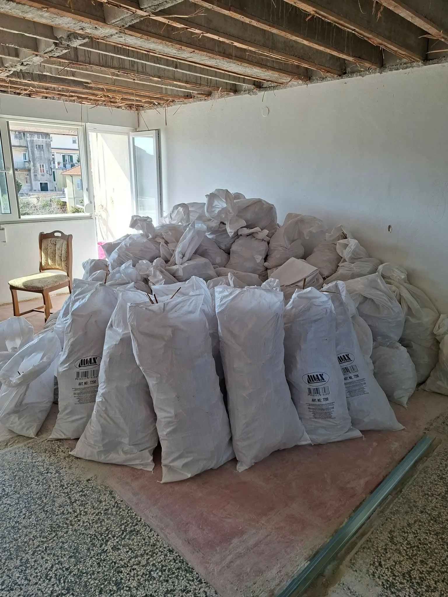 Vreća polipropilenska PP 55x110cm PP vreće izrađene su od polipropilena. Polipropilenske PP vreće su višenamjenske i koriste se npr. za pakiranje pšenice, kukuruza, žita, šute. Također su korisne u građevinarstvu za pijesak i rasute materijale, te odvoz šute i ostataka građevinskog materijala.